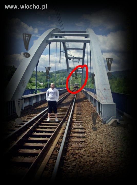 Jedzie pociąg z daleka. 