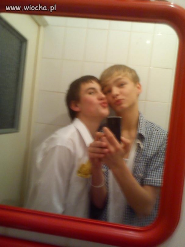 Zdjęcie w szkolnej toalecie.