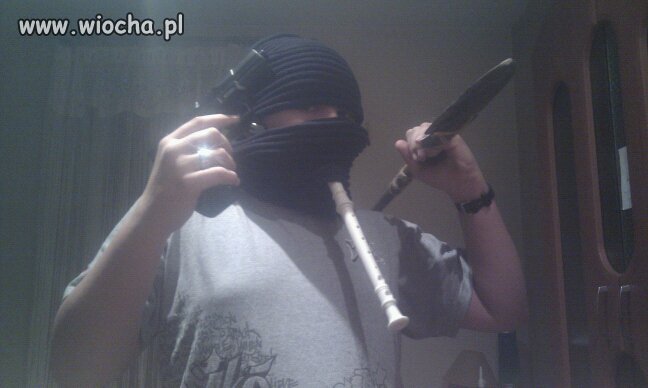Prawdziwy Gangster pokazuje swe uzbrojenie 