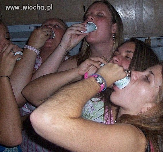 Niestety, nie chodzi tu o picie z kubeczków