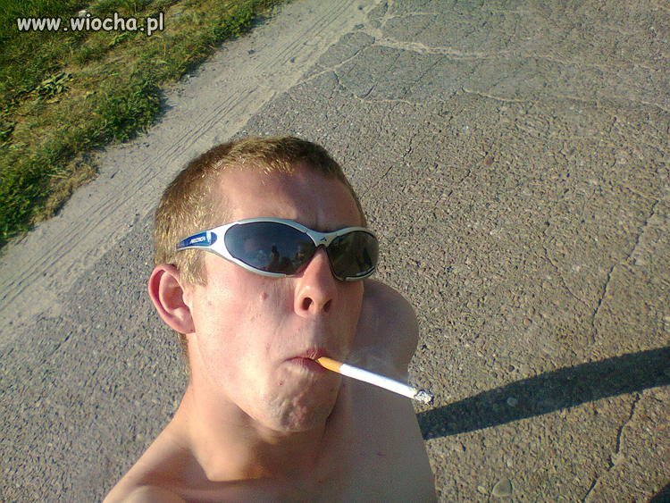 Wiocha na ulicy ze szlugiem