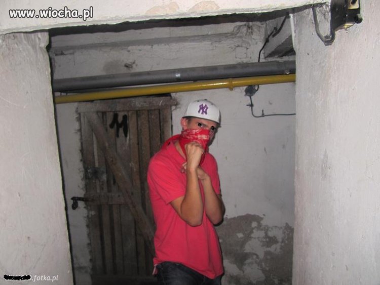 Fullcap jest, bandana jest, groźna poza jest