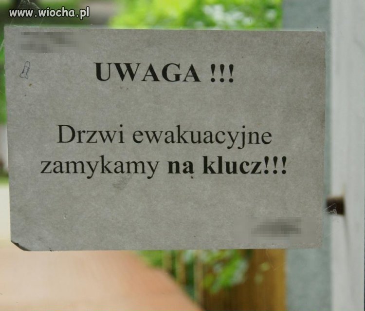 Jaki jest sens zamykać drzwi ewakuacyjne na klucz?