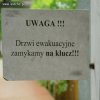 Jaki jest sens zamykać drzwi ewakuacyjne na klucz?