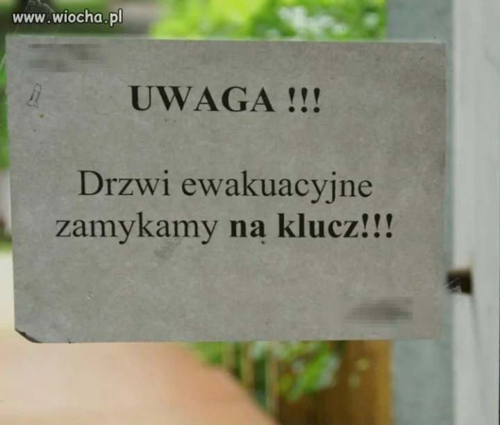 Jaki jest sens zamykać drzwi ewakuacyjne na klucz?