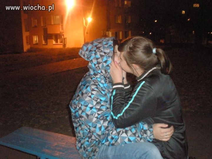 Twierdzą że to przyjacielski pocałunek...