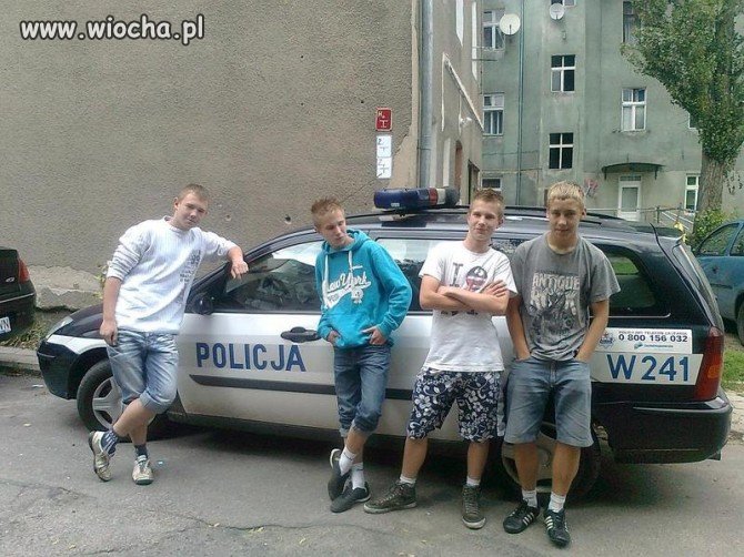 To jest szpan - zdjęcie przy radiowozie