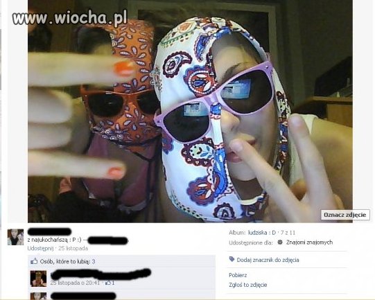 Zdjęcie z majtkami na głowie.
