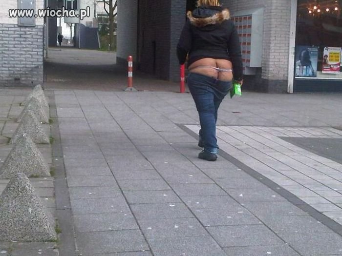 Dziewczyna w stringach.