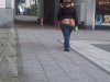 Dziewczyna w stringach.