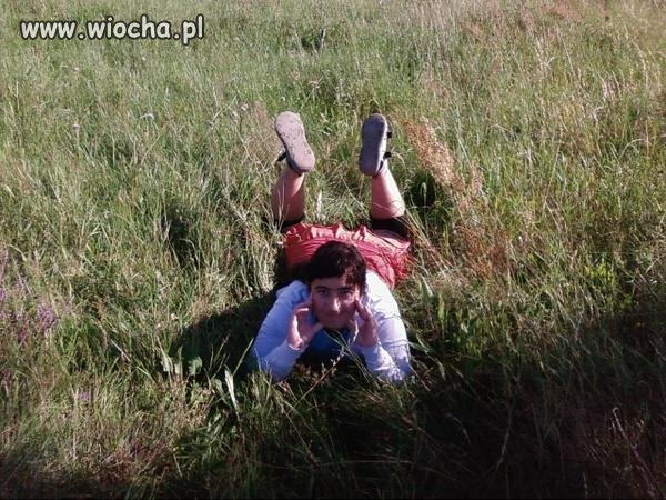 Lęży sobie i myśli  dosłownie lęży 