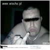 Gruby gangster, ktory myśli, że ma mięśnie
