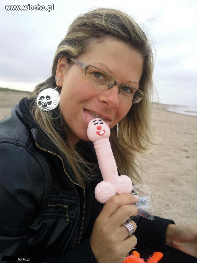 Lubię sobie polizać lizaczka na plaży.