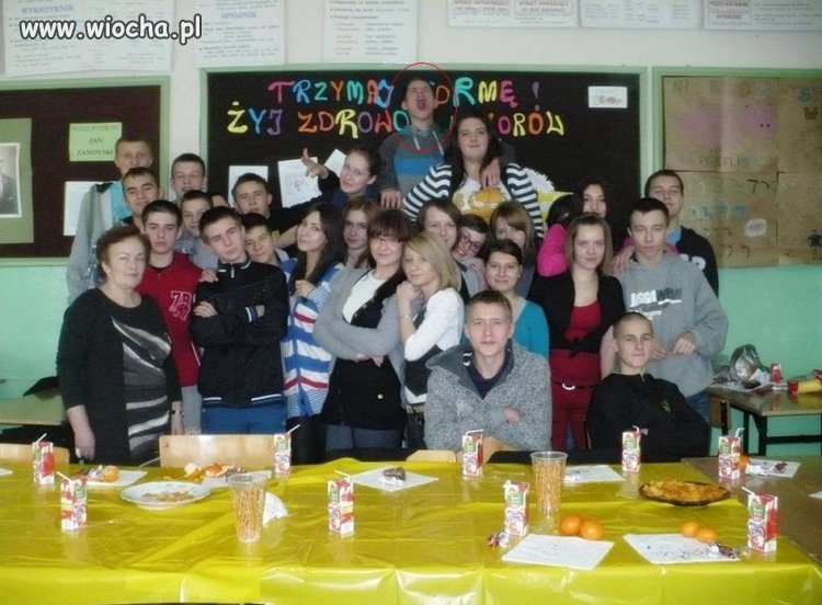 Czyżby koleżanka nadepnęła mu na nóżkę? 