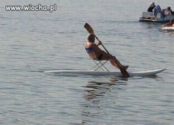 Dziadek serfuje na desce