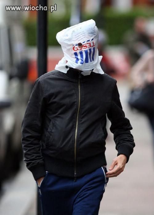 Myśli, że nikt go nie widzi hihihi 