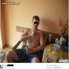 Piwo, nóż, goła klata i kasa na stole.