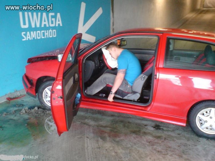 Nie ma to jak puknąć samochodem w mur,