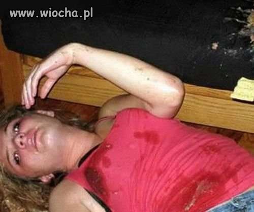 Pijane dziewczę w obrzyganej bluzce