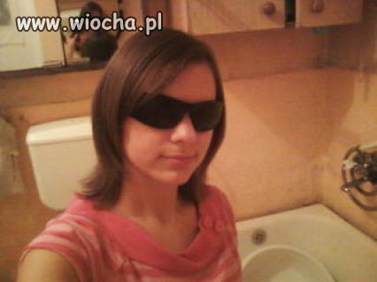 Okulary przeciwsłoneczne w łazience