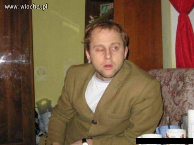 Koleś wygląda na mocno zmęczonego.