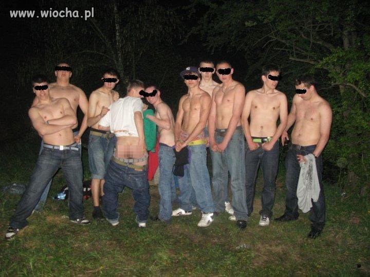 Każdy ściągnął koszulkę