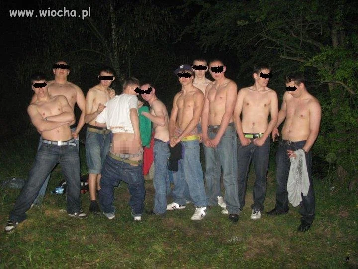 Każdy ściągnął koszulkę