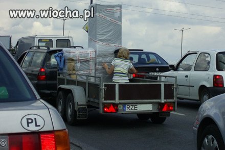 Żona trzyma lodówkę żeby nie spadła 