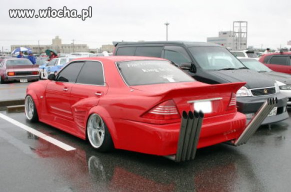 Rozbudowany zestaw spoilerów i przesadzony wydech