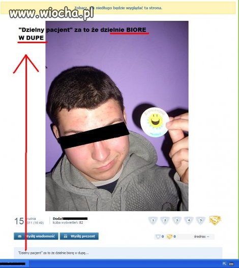 Za to, że dobrze bierze w dupę. 