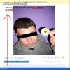 Za to, że dobrze bierze w dupę. 
