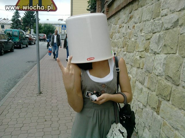Jest telefon jest i wiadro