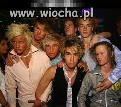 Blond, solarka, dziób, głęboki dekolt.
