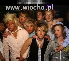 Blond, solarka, dziób, głęboki dekolt.