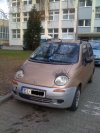 Jak skrzywdzić samochód? Doklej Matizowi rzęsy!