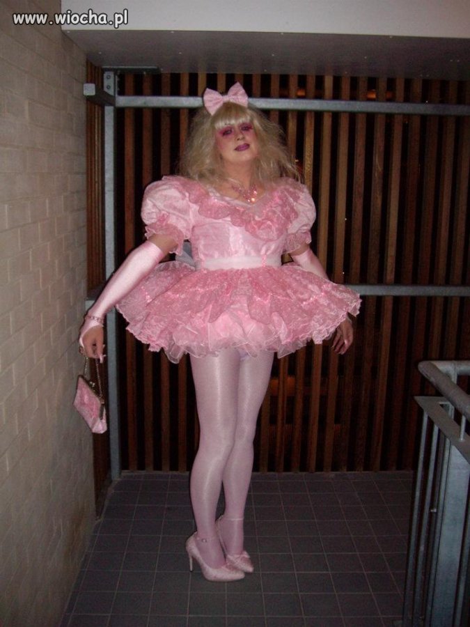 Facet przebierający się za Barbie