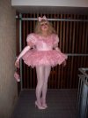 Facet przebierający się za Barbie