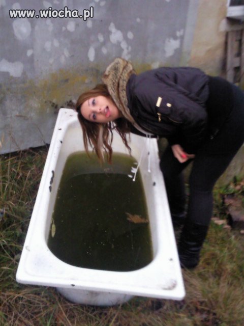 Dziwna Mina i brudna woda w wannie