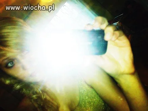 Słit focia w lustrze.