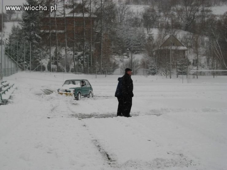 Sprzęt do odśnieżania boiska ze sztuczną 