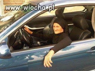 Babcia i lans na nowy samochód