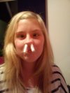 Laska z tamponami w nosie.