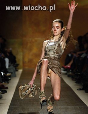 Mały poślizg modelki