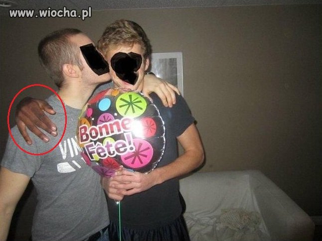Hmmm... Czyja to dłoń?