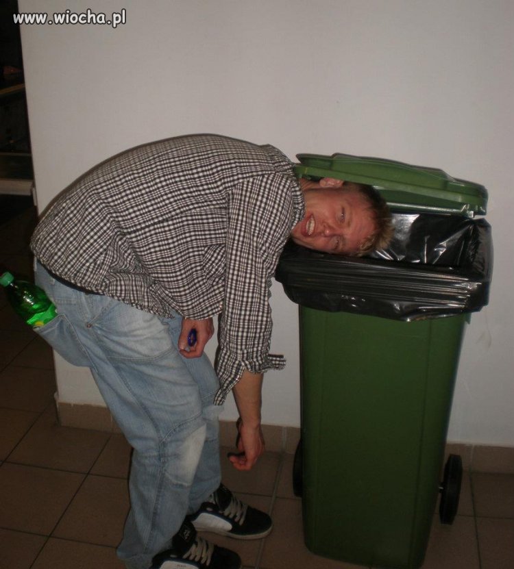 Takie tam z głową w śmietniku