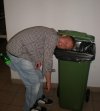 Takie tam z głową w śmietniku