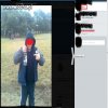 Dzecko lansujące się pustą butelką po wódce.