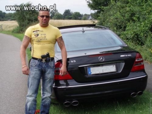 Przypakowany macho mesiek i spluwa na wode
