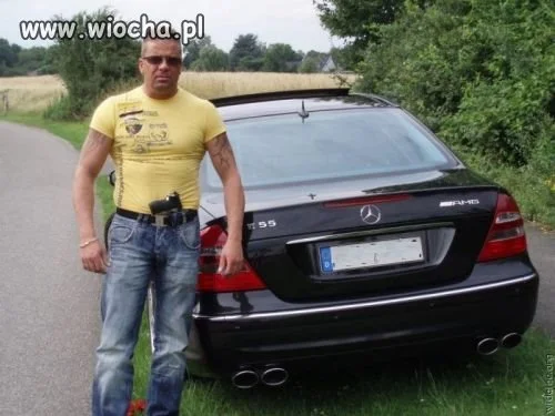 Przypakowany macho mesiek i spluwa na wode
