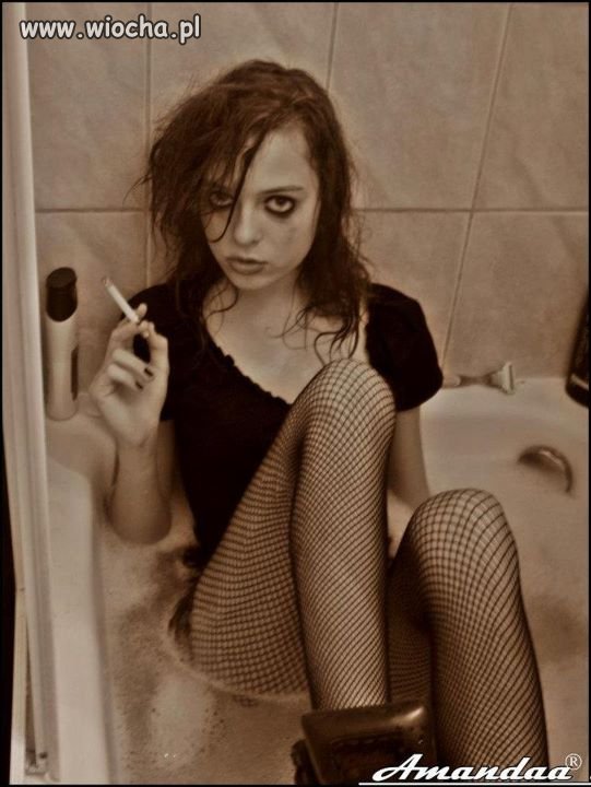 w wannie.  :> w ciuszkach , bucikach. ; >